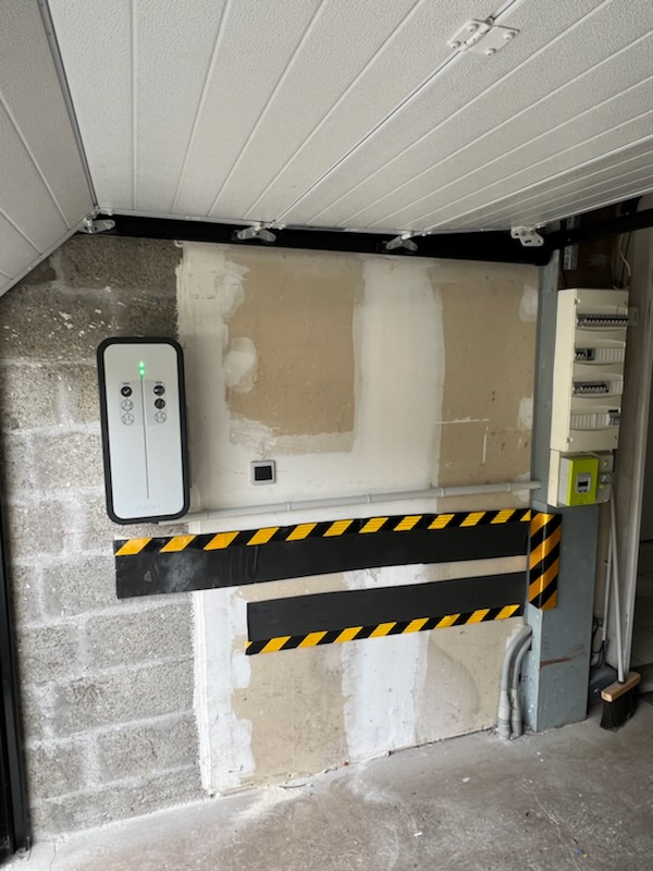 Dg Elec 44 Electricien Saint Brevin Les Pins Borne De Recharge Dans Garage 2 1