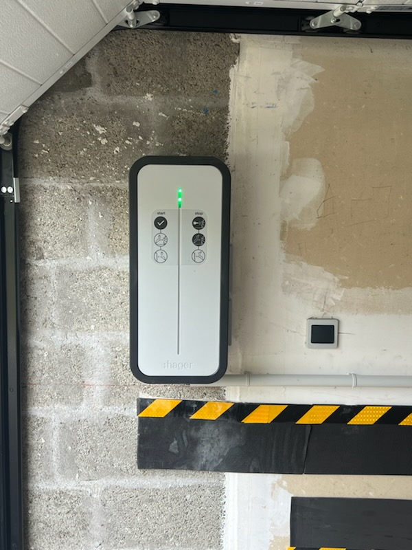Dg Elec 44 Electricien Saint Brevin Les Pins Borne De Recharge Dans Garage 3